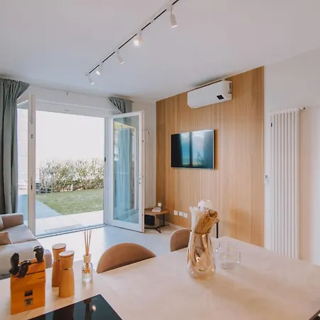 Exclusive Garden With View & Pool Apartament
