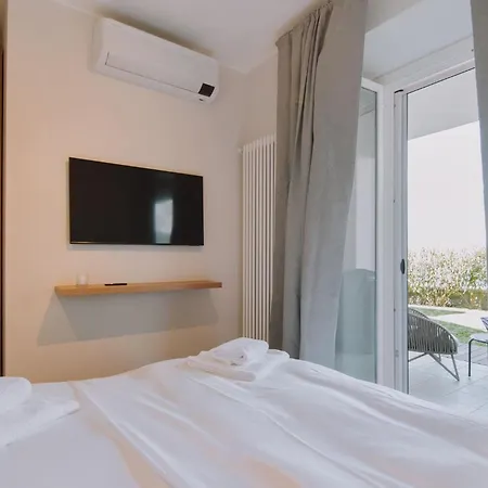 Exclusive Garden With View & Pool Apartment