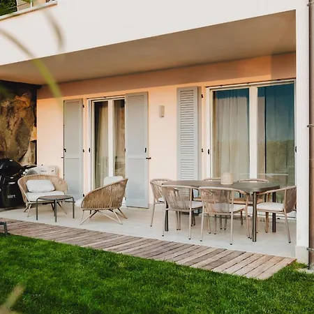 Exclusive Garden With View & Pool Appartamento